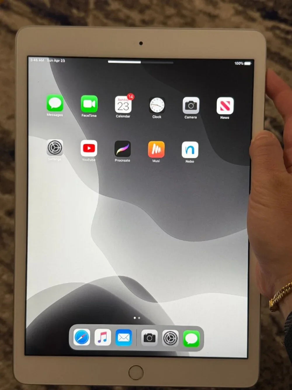 Apple iPad 7th Gen (128GB) - Silver/White - Excellent Condition